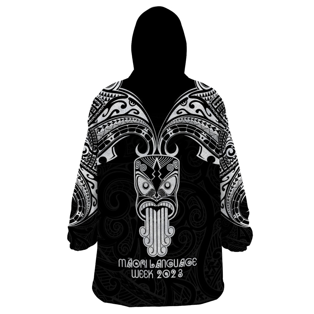 New Zealand Te Reo Maori Wearable Blanket Hoodie Kia Kaha Maori Language Week Black Style - Vibe Hoodie Shop