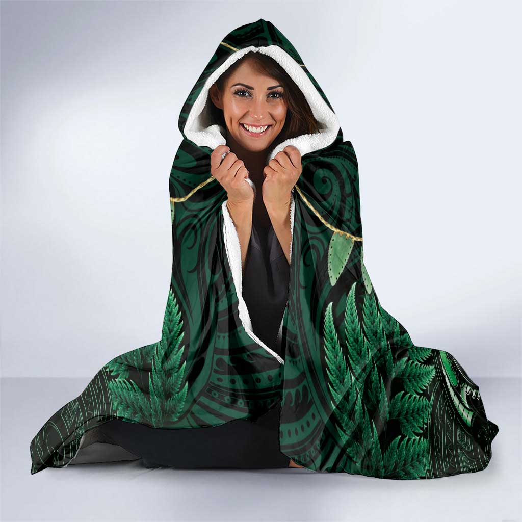 Aotearoa Pounamu Niho Hooded Blanket Silver Fern Mix Maori Pattern - Green