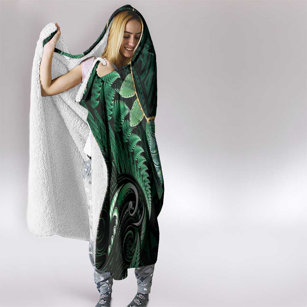 Aotearoa Pounamu Niho Hooded Blanket Silver Fern Mix Maori Pattern - Green