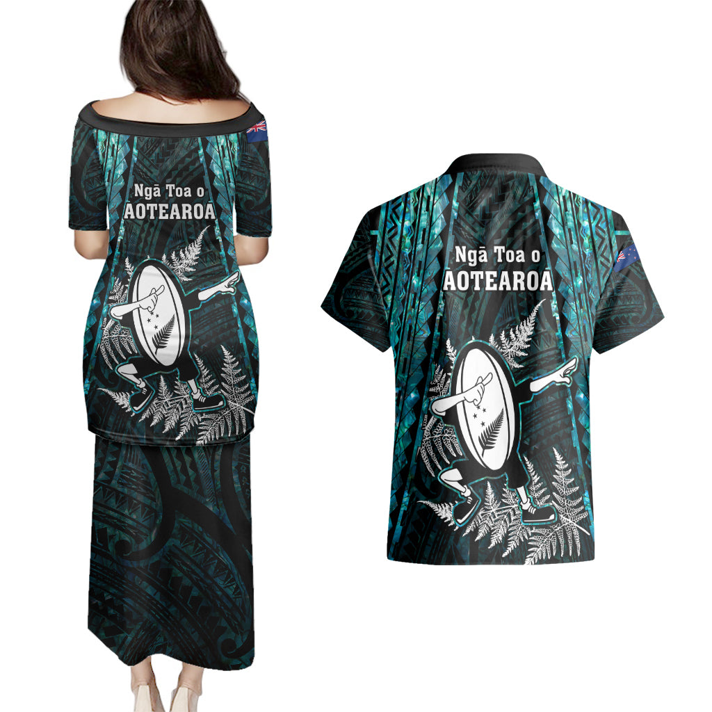 new-zealand-silver-fern-rugby-couples-matching-puletasi-dress-and-hawaiian-shirt-aotearoa-all-black-dabbing-ball-with-maori-paua-shell