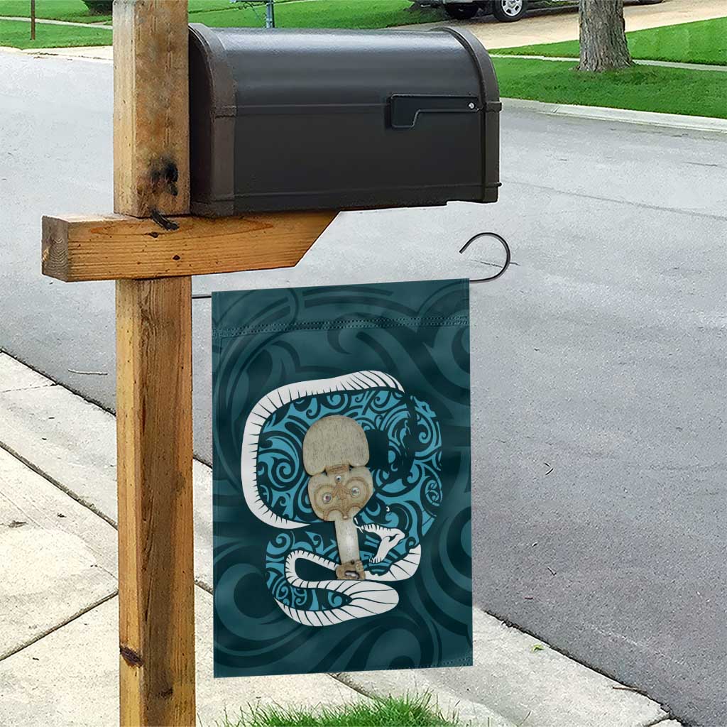 Turquoise New Zealand Eel Garden Flag Aotearoa Maori Tuna With Kotiate Weapon - Vibe Hoodie Shop