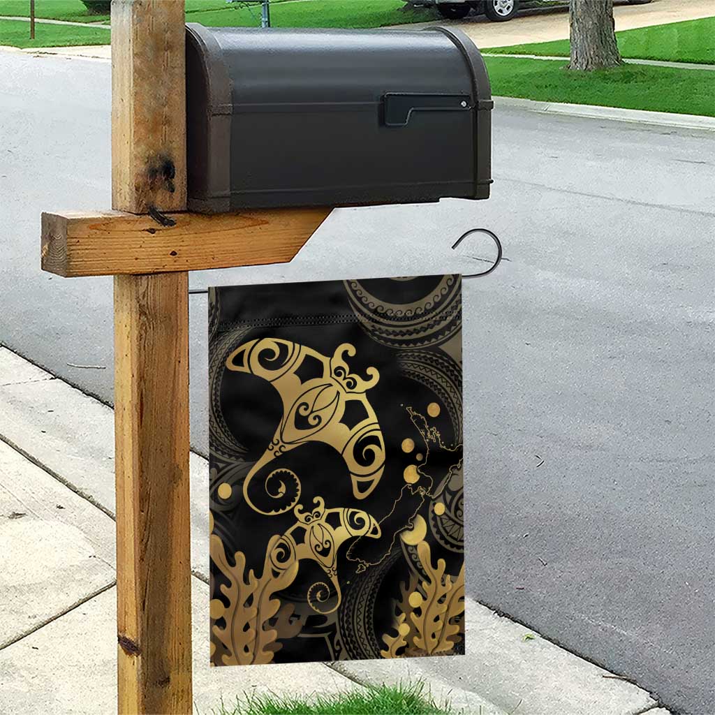 Black And Gold Aotearoa Whai Garden Flag NZ Stingrays Maori Curves Style - Vibe Hoodie Shop