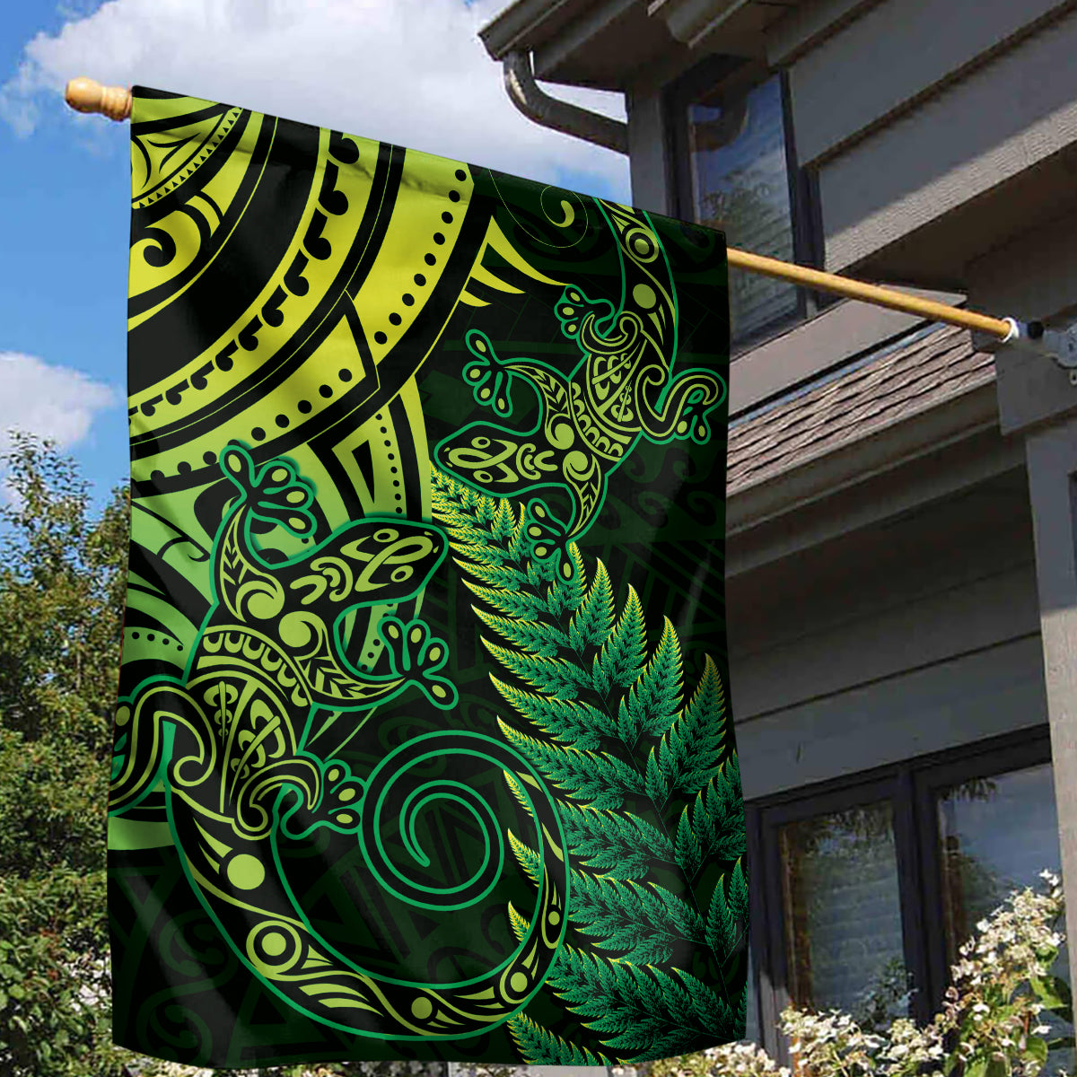 New Zealand Lizard Garden Flag Silver Fern Aotearoa Maori Green Version - Vibe Hoodie Shop