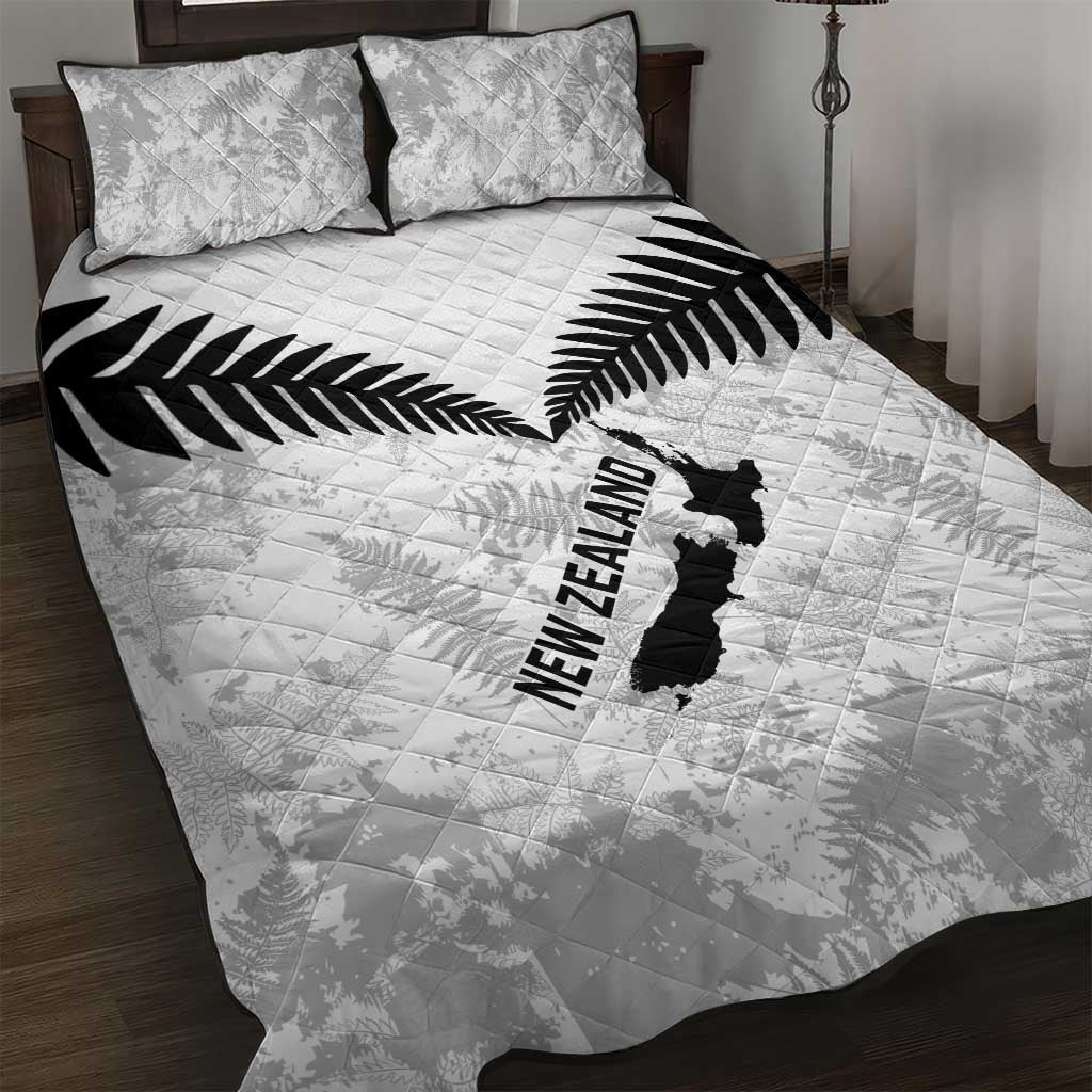 Custom New Zealand Silver Fern Football Quilt Bed Set Go Aotearoa Grunge White - Vibe Hoodie