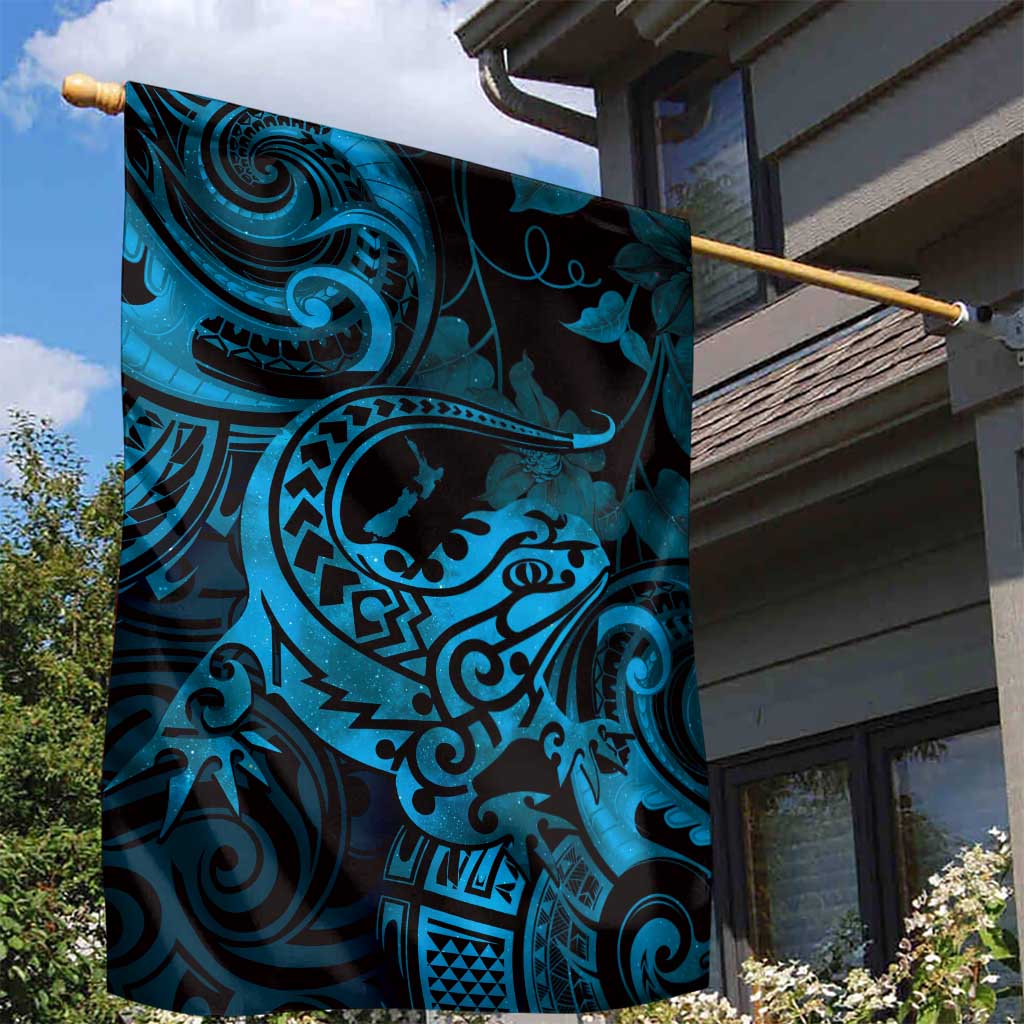 New Zealand Tuatara Garden Flag Aotearoa Maori Clematis Flowers - Blue - Vibe Hoodie Shop