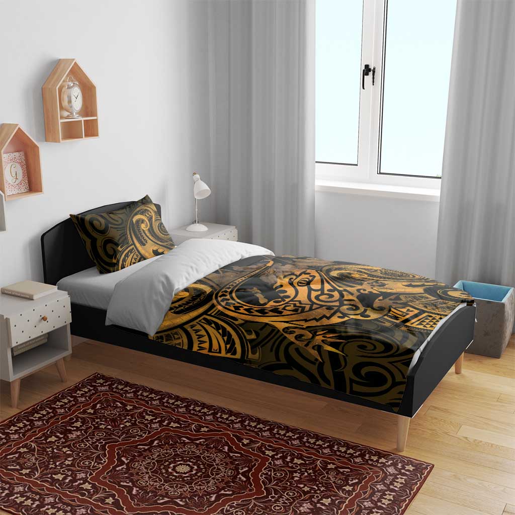 New Zealand Tuatara Bedding Set Aotearoa Maori Clematis Flowers - Gold - Vibe Hoodie Shop