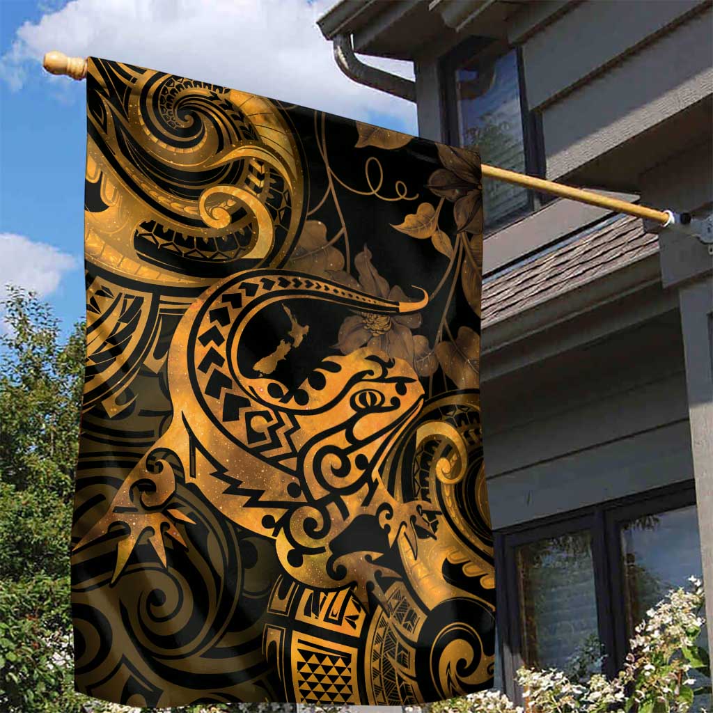 New Zealand Tuatara Garden Flag Aotearoa Maori Clematis Flowers - Gold - Vibe Hoodie Shop