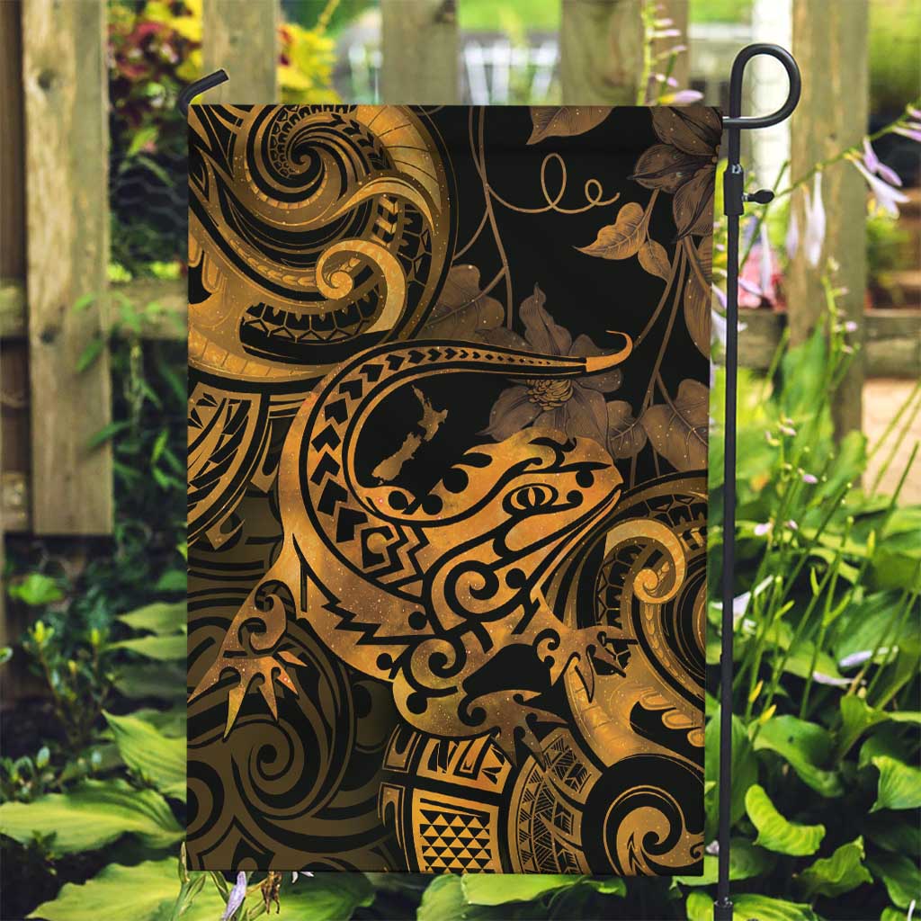 New Zealand Tuatara Garden Flag Aotearoa Maori Clematis Flowers - Gold - Vibe Hoodie Shop