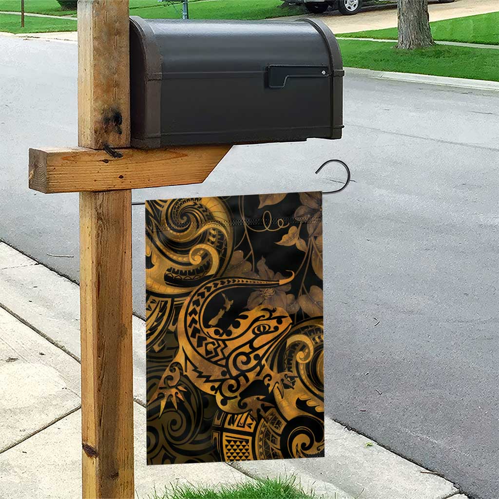 New Zealand Tuatara Garden Flag Aotearoa Maori Clematis Flowers - Gold - Vibe Hoodie Shop