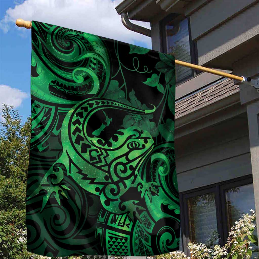 New Zealand Tuatara Garden Flag Aotearoa Maori Clematis Flowers - Green - Vibe Hoodie Shop