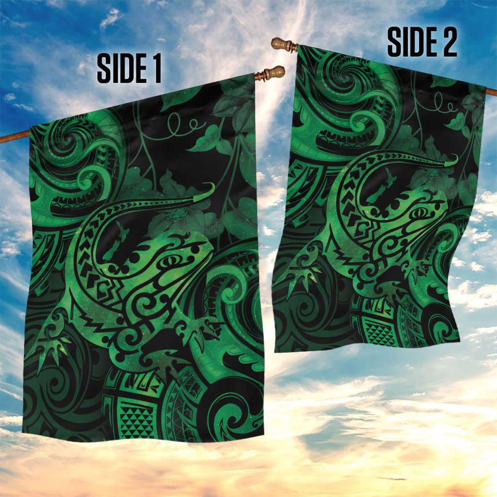 New Zealand Tuatara Garden Flag Aotearoa Maori Clematis Flowers - Green - Vibe Hoodie Shop