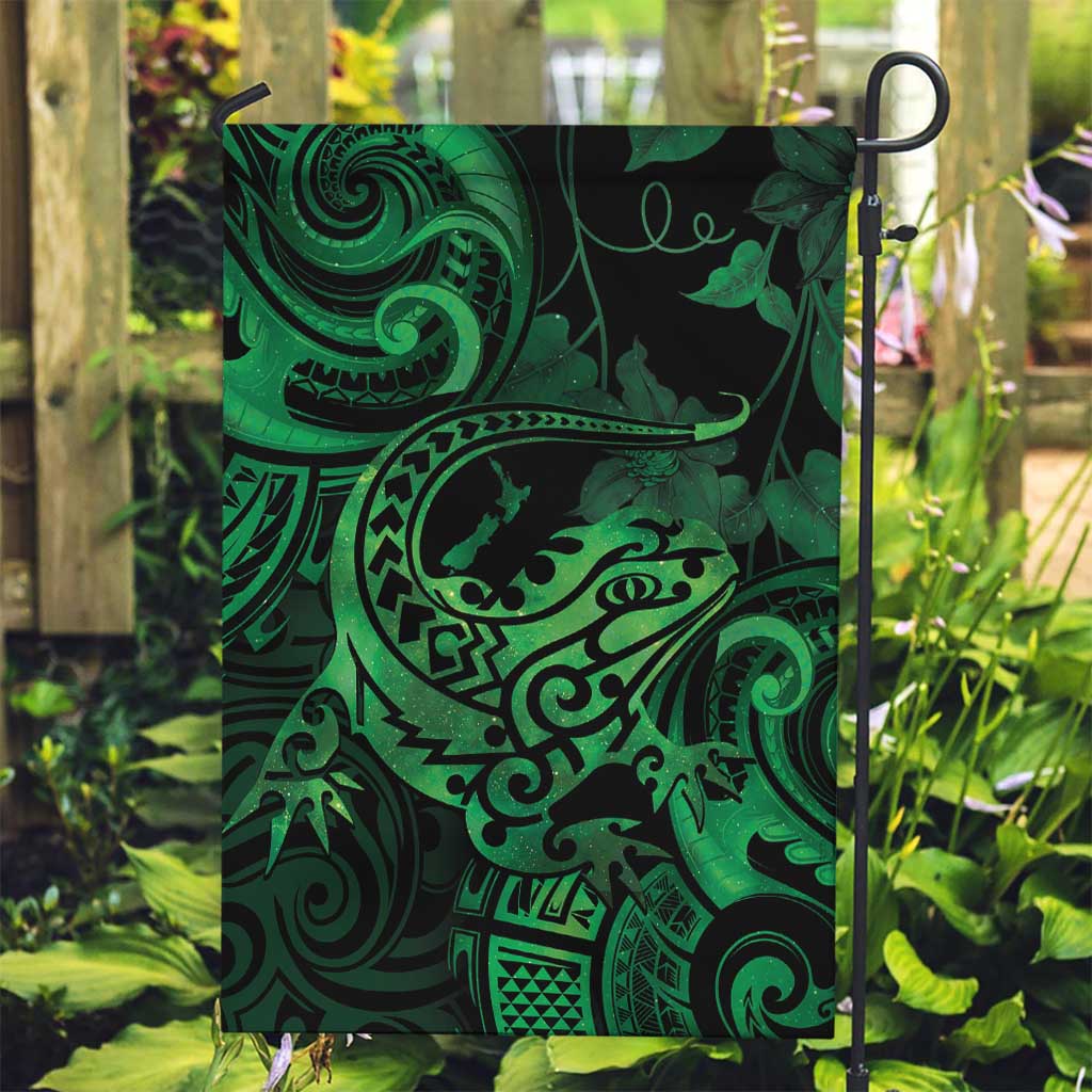 New Zealand Tuatara Garden Flag Aotearoa Maori Clematis Flowers - Green - Vibe Hoodie Shop