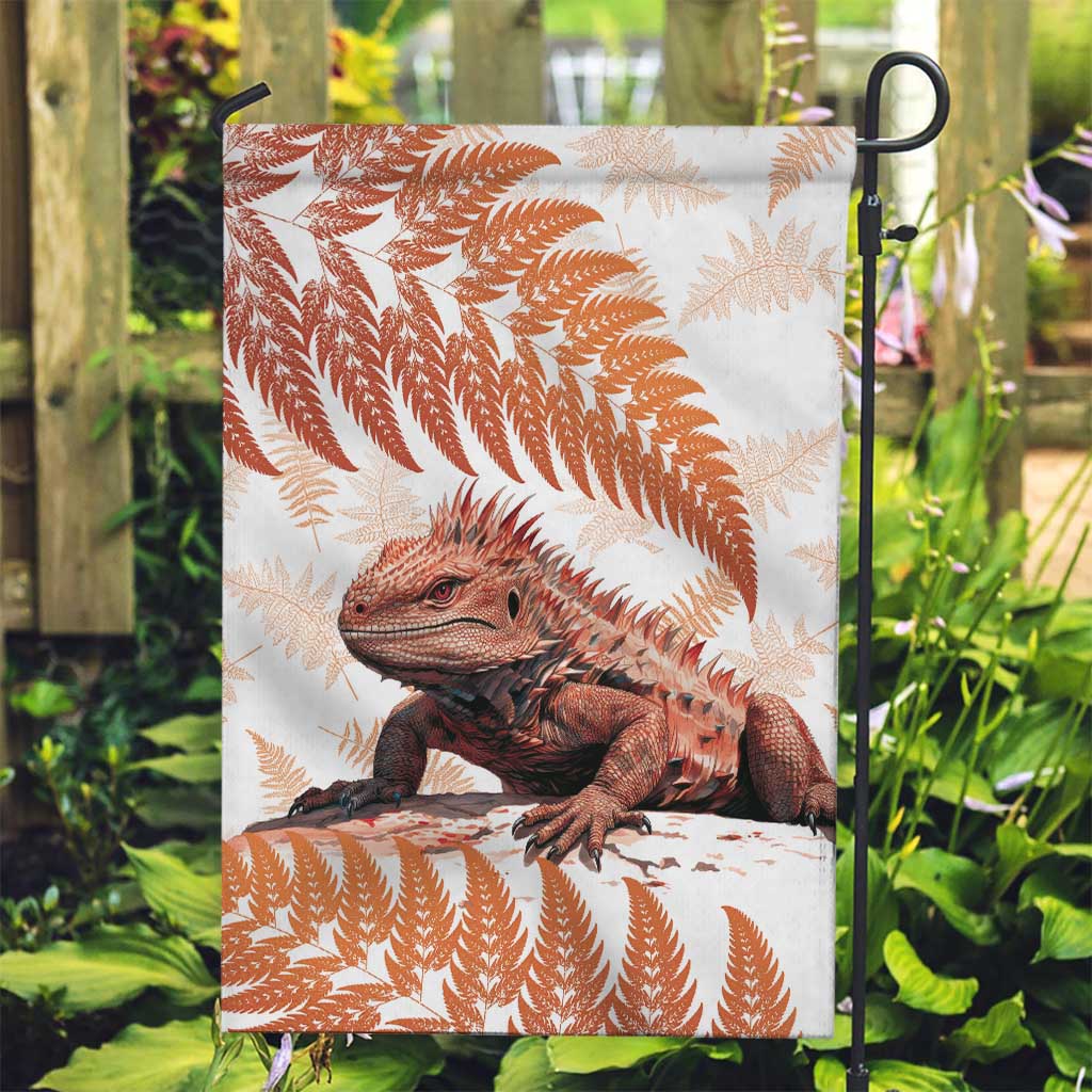 Red New Zealand Tuatara Garden Flag Aotearoa Sphenodon Punctatus Silver Fern - Vibe Hoodie Shop