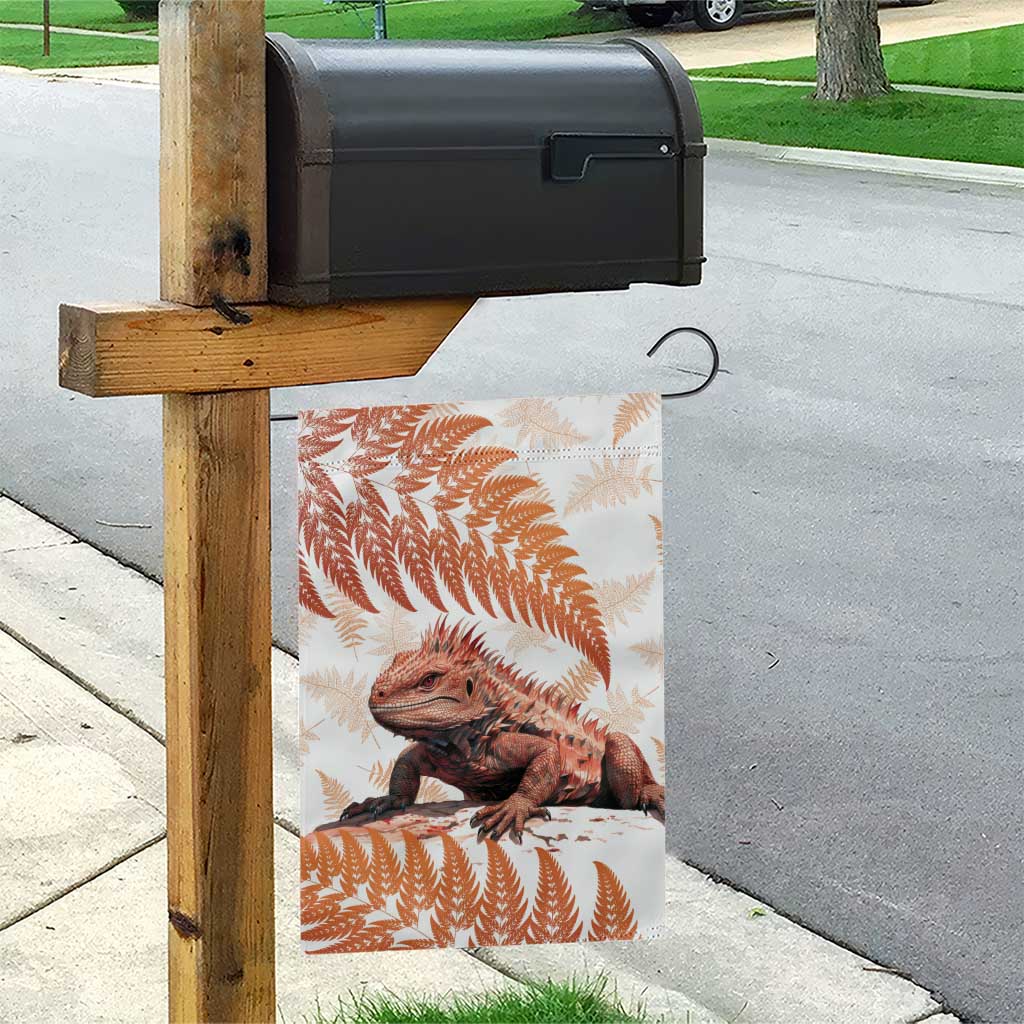 Red New Zealand Tuatara Garden Flag Aotearoa Sphenodon Punctatus Silver Fern - Vibe Hoodie Shop