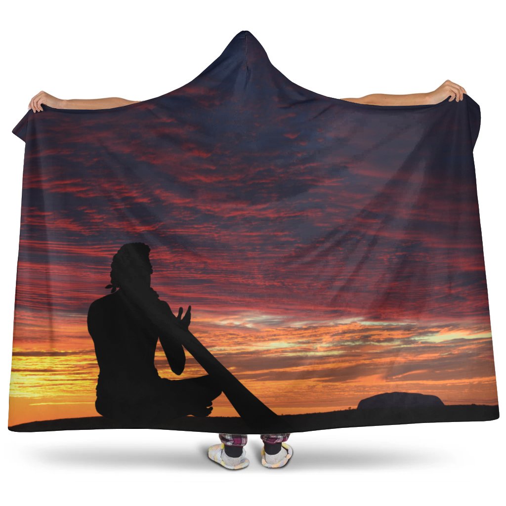 australia-blankets-hooded-uluru-sky-view-2021