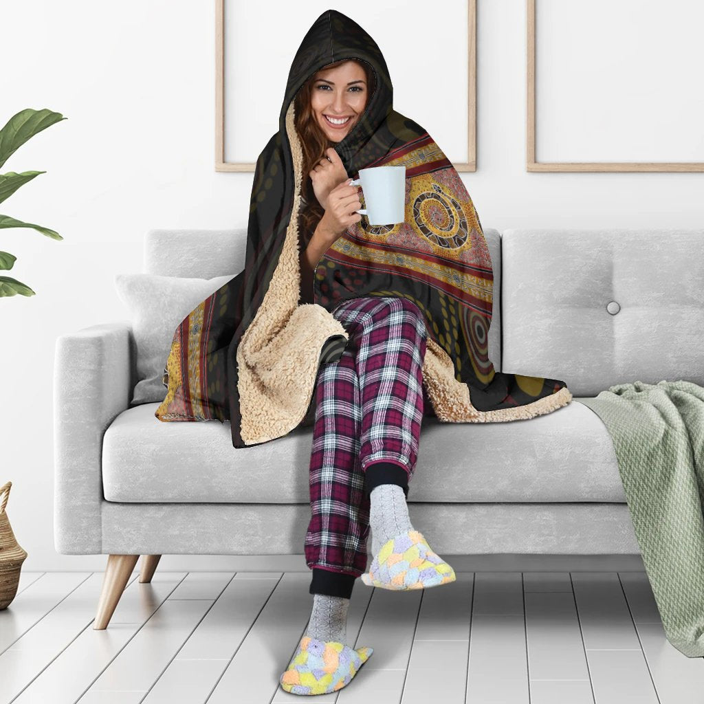 aboriginal-hooded-blanket-snake-dot-panting-art