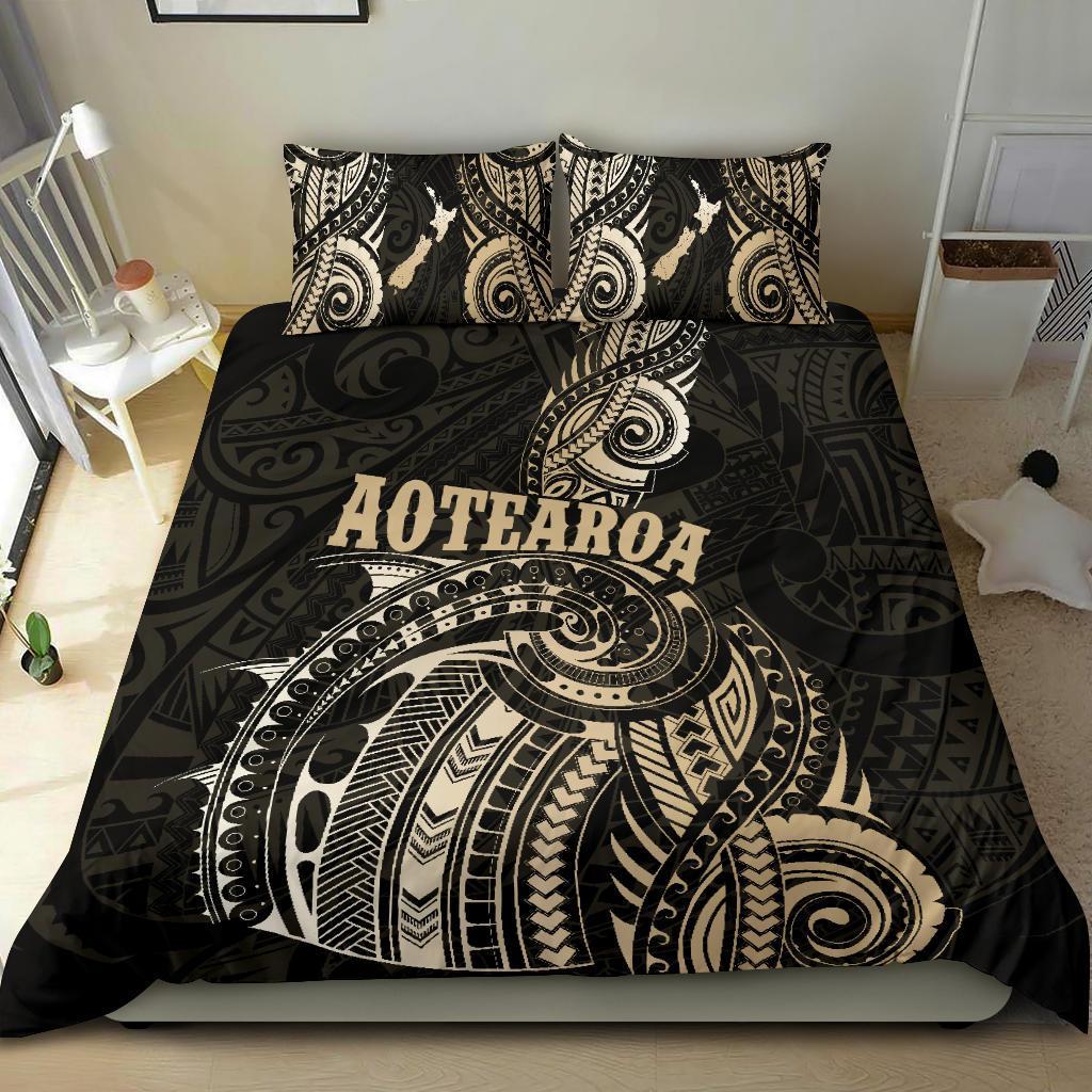 Maori Tattoo With Map New Zealand Bedding Set - Vibe Hoodie Shop