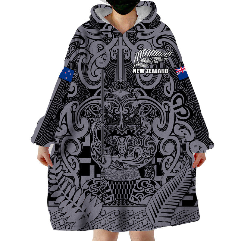 New Zealand Taiaha Maori Wearable Blanket Hoodie Minimalist Silver Fern All Black - Vibe Hoodie Shop