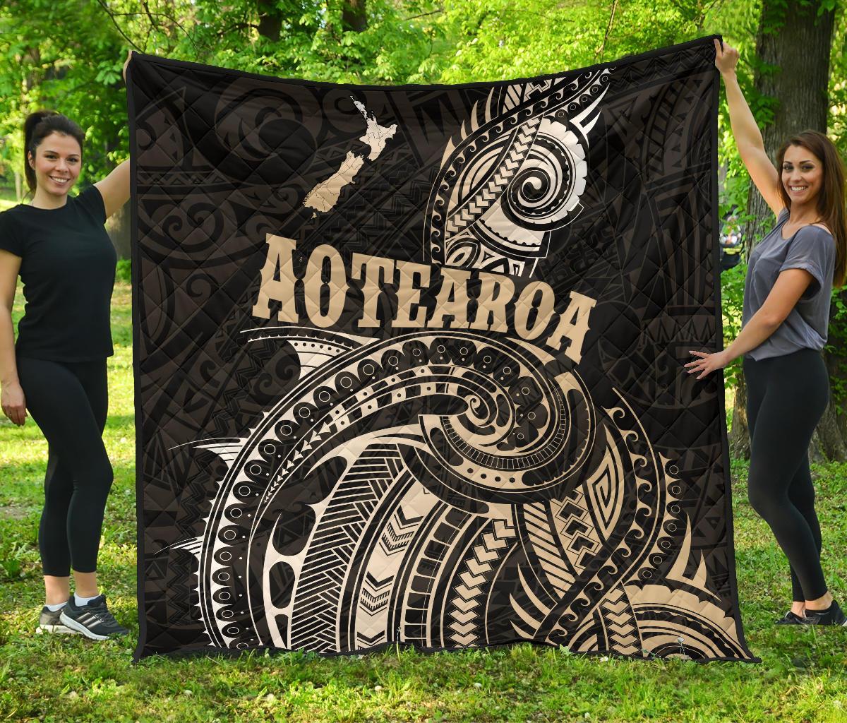 Maori Tattoo With Map New Zealand Premium Quilt - Vibe Hoodie Shop