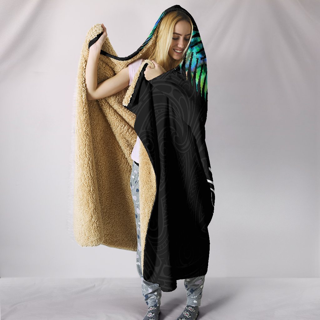 new-zealand-maori-moko-hooded-blanket-paua-shell