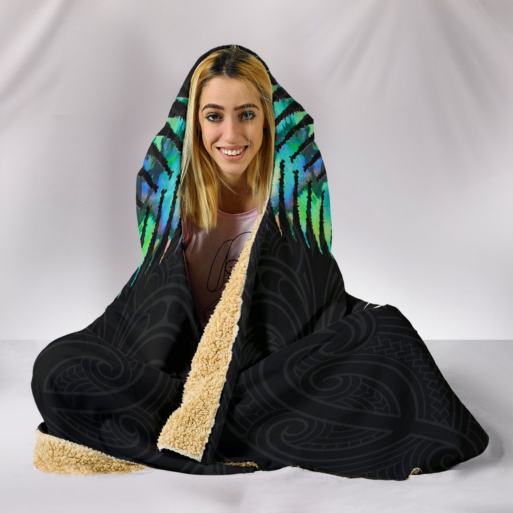 new-zealand-maori-moko-hooded-blanket-paua-shell