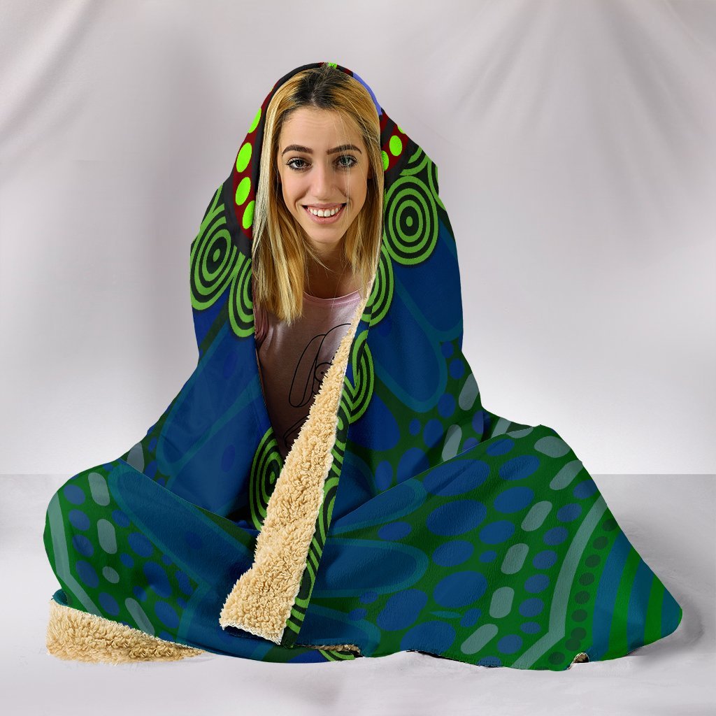 torres-strait-hooded-blanket-dhari-and-dot-patterns