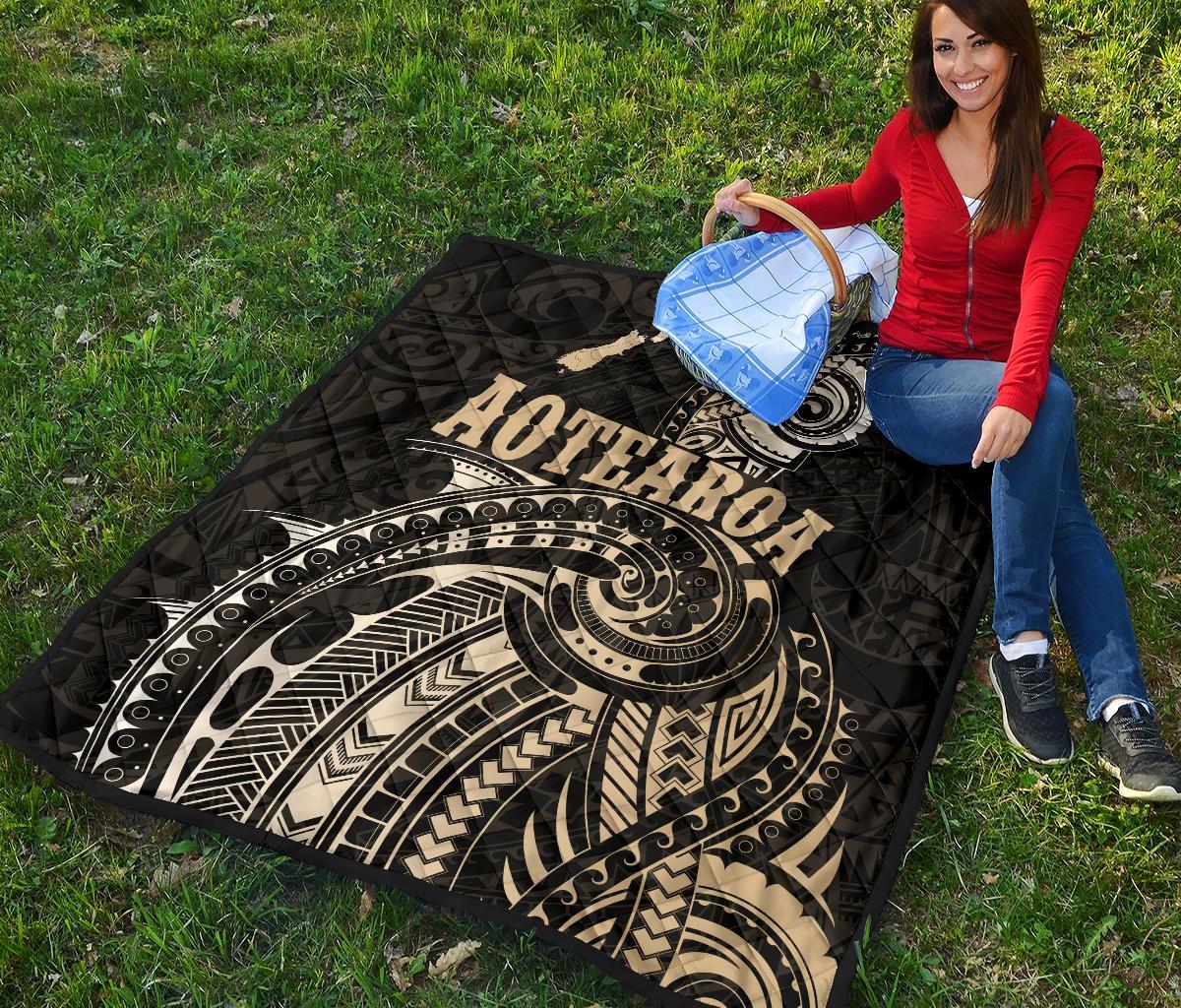 Maori Tattoo With Map New Zealand Premium Quilt - Vibe Hoodie Shop