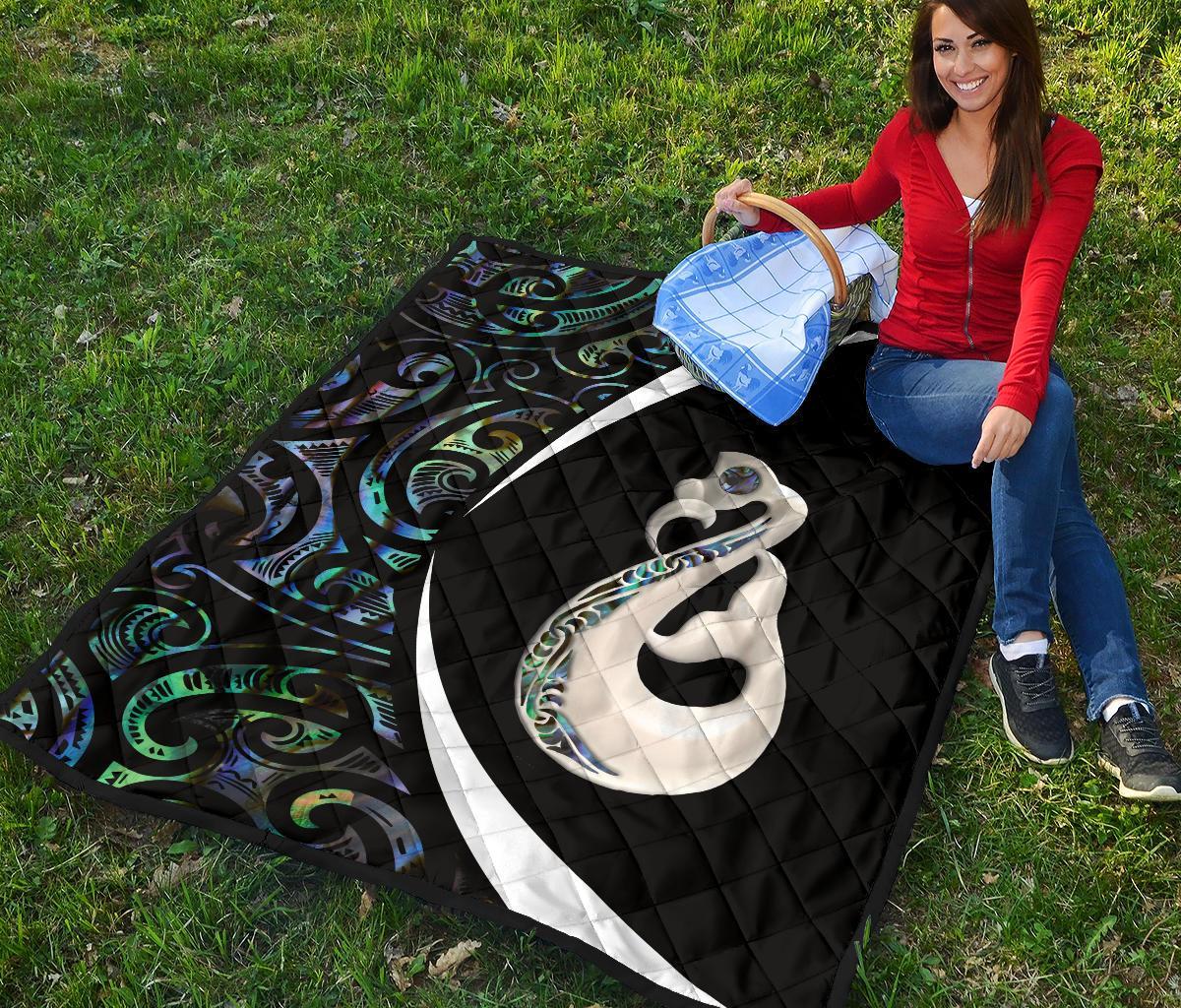 New Zealand Maori Manaia Paua Shell Premium Quilt - Circle Style - Vibe Hoodie Shop