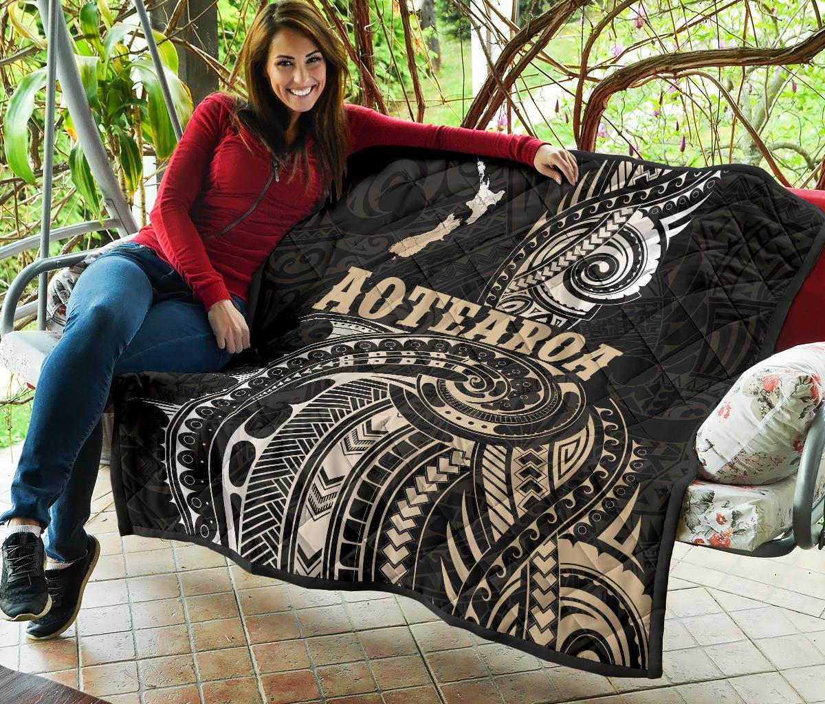 Maori Tattoo With Map New Zealand Premium Quilt - Vibe Hoodie Shop